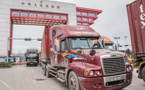 Lái xe tải Trung Quốc, Việt Nam chạy tiếp sức để giải quyết ách tắc hàng hóa tại cửa khẩu