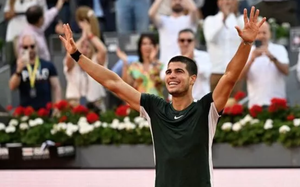 Sau khi hạ Rafael Nadal, tay vợt Carlos Alcaraz đánh bại luôn Novak Djokovic để vào chung kết Madrid Open