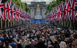 Hàng nghìn người tụ tập để chào mừng Nữ hoàng Elizabeth II khi lễ kỷ niệm Năm Thánh Bạch kim bắt đầu
