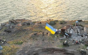 Ukraina phất cờ trên Đảo Rắn, nhưng mất người ủng hộ quan trọng
