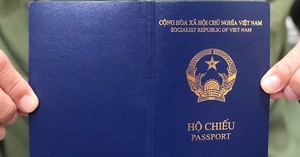 Về lâu dài, Bộ trưởng Bộ Công an nhấn mạnh, sẽ tiến hành sửa đổi mẫu hộ chiếu, trong đó bổ sung mục "nơi sinh" vào trang nhân thân hộ chiếu.