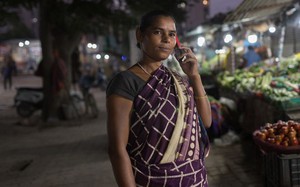 Tỷ phú giàu nhất Ấn Độ đặt cược vào mẫu điện thoại 12 USD