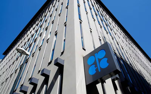 Giá dầu sụt giảm khi OPEC+ hoãn cuộc họp