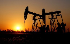 Giá dầu giảm mạnh do lo ngại về trần nợ của Mỹ và cuộc đàm phán của OPEC+ 