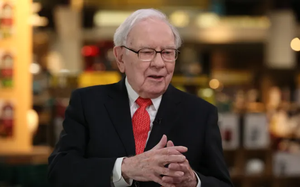 Ở tuổi 93 nhưng ông Warren Buffett vẫn đủ sức đưa cổ phiếu Berkshire lên đỉnh lịch sử