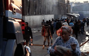 Cháy chung cư 5 tầng ở Nam Phi, hơn 100 người thương vong