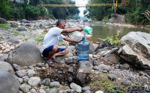 Sông cạn trơ đáy, dân làng tại Indonesia nỗ lực tìm chút nước sinh hoạt