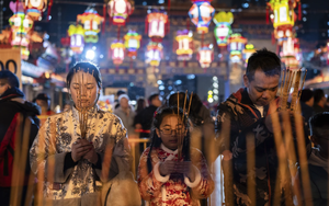 Người dân châu Á viếng chùa cầu may ngày đầu năm mới