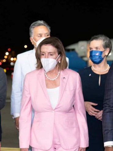Vì sao bà Nancy Pelosi thăm Đài Loan trong bộ đồ màu hồng?