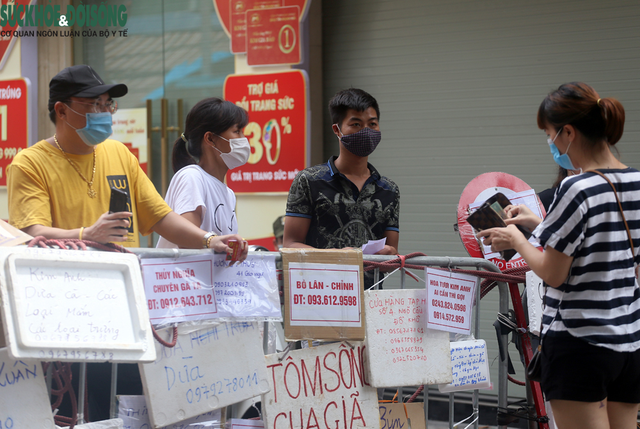 Người dân đi "chợ nhà giàu" ở Hà Nội theo phong cách "alo là mang hàng" - Ảnh 1.