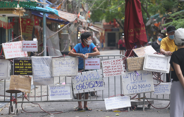 Người dân đi "chợ nhà giàu" ở Hà Nội theo phong cách "alo là mang hàng" - Ảnh 2.