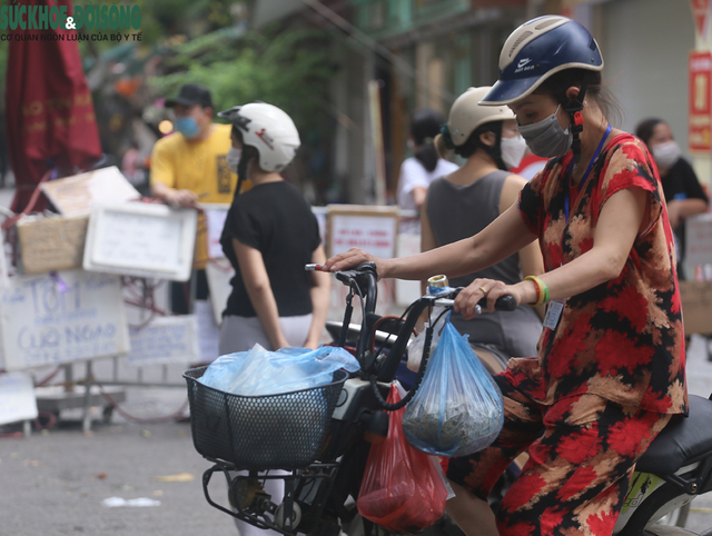 Người dân đi "chợ nhà giàu" ở Hà Nội theo phong cách "alo là mang hàng" - Ảnh 4.