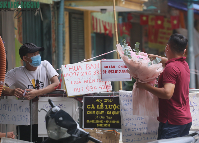 Người dân đi "chợ nhà giàu" ở Hà Nội theo phong cách "alo là mang hàng" - Ảnh 5.