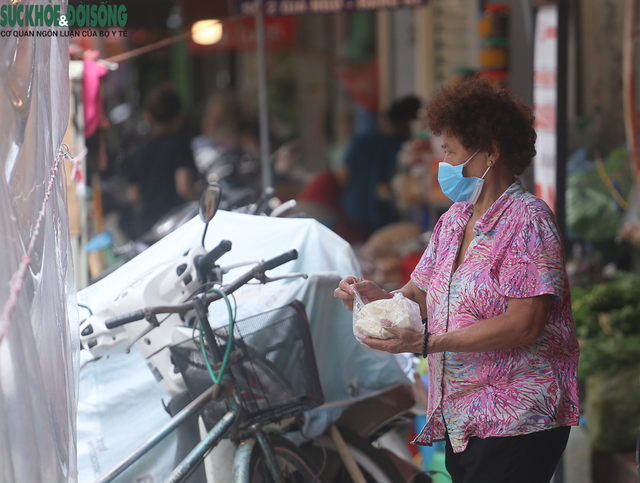 Người dân đi "chợ nhà giàu" ở Hà Nội theo phong cách "alo là mang hàng" - Ảnh 6.
