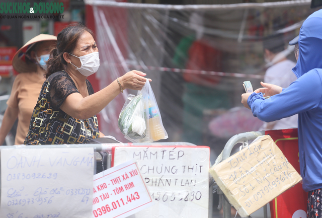 Người dân đi "chợ nhà giàu" ở Hà Nội theo phong cách "alo là mang hàng" - Ảnh 8.