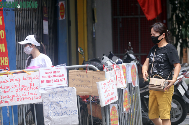 Người dân đi "chợ nhà giàu" ở Hà Nội theo phong cách "alo là mang hàng" - Ảnh 10.