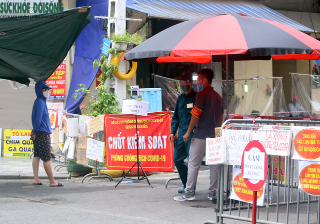Người dân đi "chợ nhà giàu" ở Hà Nội theo phong cách "alo là mang hàng" - Ảnh 11.