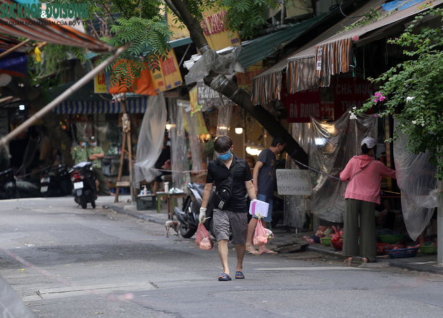 Người dân đi "chợ nhà giàu" ở Hà Nội theo phong cách "alo là mang hàng" - Ảnh 13.