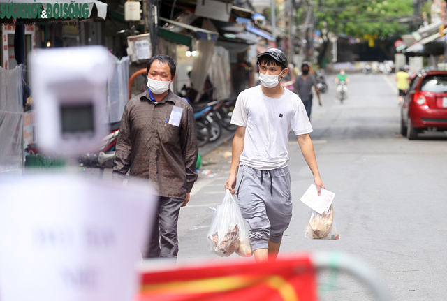 Người dân đi "chợ nhà giàu" ở Hà Nội theo phong cách "alo là mang hàng" - Ảnh 14.