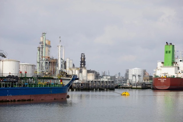 Công nhân Hà Lan từ chối bốc dỡ hàng từ một tàu chở dầu của Nga

 - Ảnh 1.