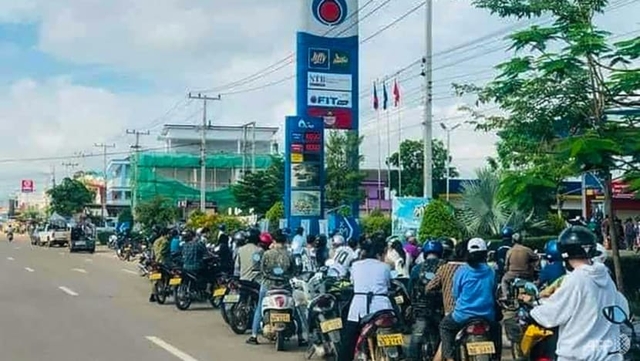 Khủng hoảng nhiên liệu tại Lào, người xếp hàng dài tại các trạm xăng dầu - Ảnh 1.