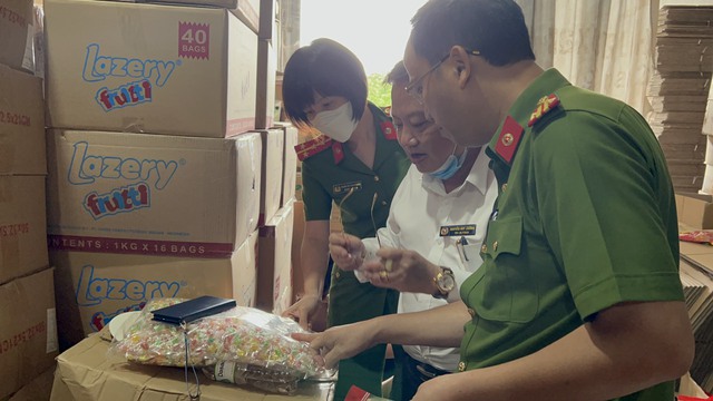 Bắt quả tang cơ sở đóng gói kẹo Trung Quốc thành kẹo Nhật Bản - Ảnh 1.