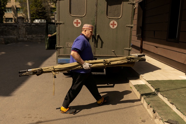 Bên trong Ukraina: Các nhân viên y tế chiến đấu để cứu sống khi thương vong tăng lên - Ảnh 2.