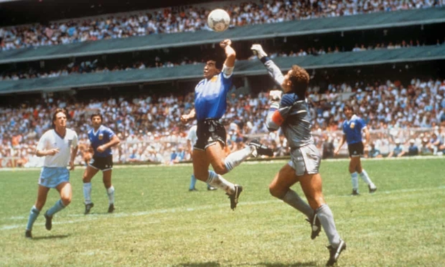 Chiếc áo 'bàn tay của Chúa' của Diego Maradona được bán với giá kỷ lục 7,1 triệu bảng Anh - Ảnh 1.