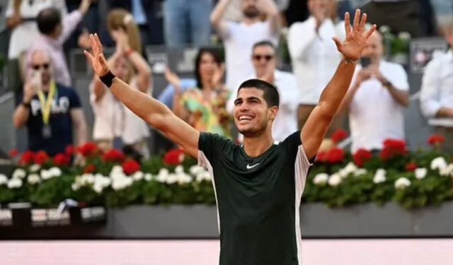 Sau khi hạ Rafael Nadal, tay vợt Carlos Alcaraz đánh bại luôn Novak Djokovic để vào chung kết Madrid Open - Ảnh 1.