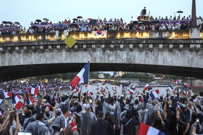 Lễ khai mạc Olympic Paris 2024: Ấn tượng và đặc sắc bất chấp trời mưa- Ảnh 21.