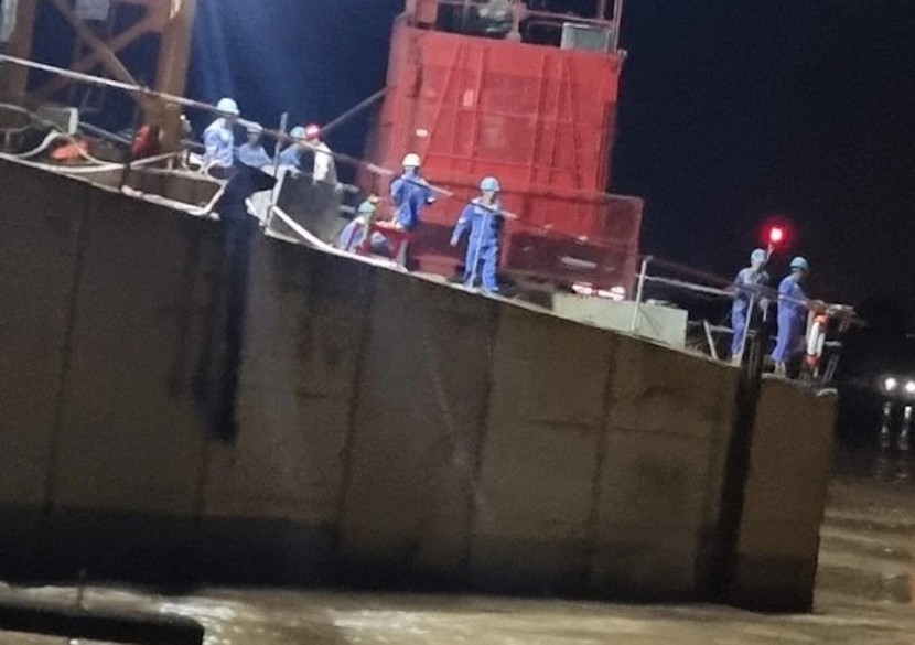Công trình cầu Mỹ Thuận 2 gặp sự cố, một công nhân mất tích - Ảnh 1.