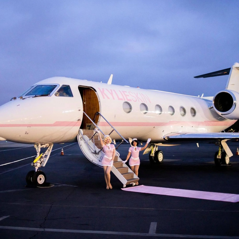 Có gì bên trong máy bay riêng 73 triệu USD của Kylie Jenner? - Ảnh 1.