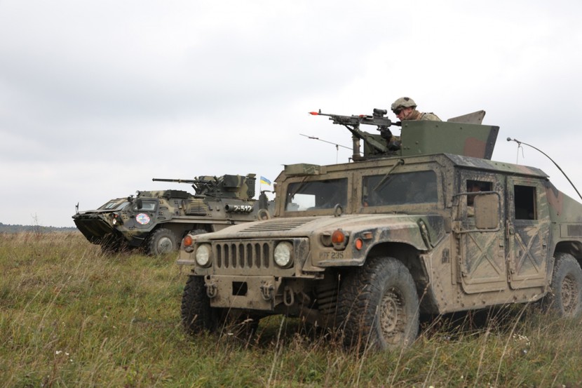 Mỹ cung cấp đạn và xe địa hình quân sự trong gói viện trợ 725 triệu USD cho Ukraina - Ảnh 1.