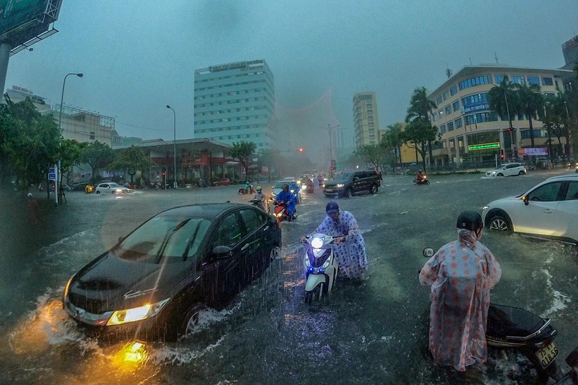 Đà Nẵng ngập lụt diện rộng, gần một nghìn người phải sơ tán khẩn cấp - Ảnh 1.