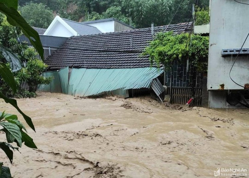 Lũ quét gây ngập lụt ở thị trấn Mường Xén, Nghệ An - Ảnh 5.