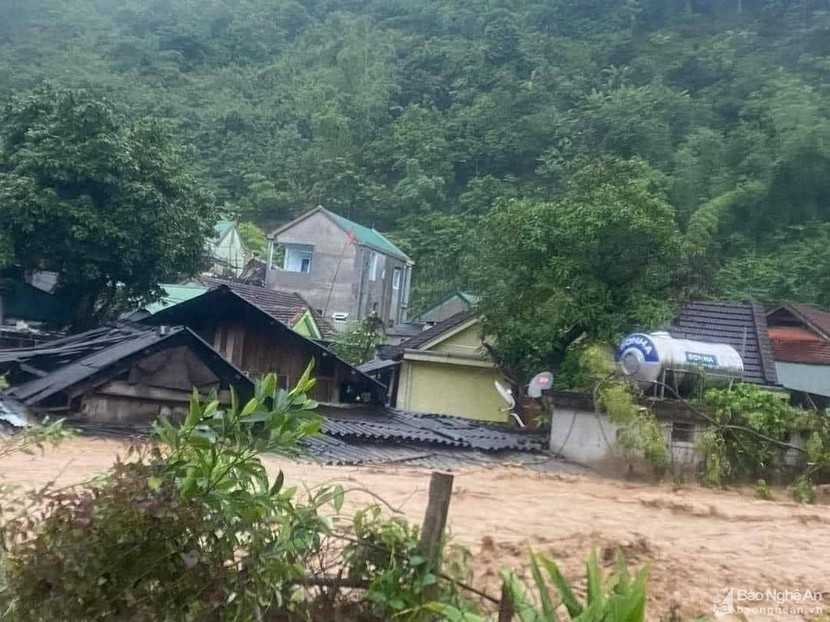Lũ quét gây ngập lụt ở thị trấn Mường Xén, Nghệ An - Ảnh 2.