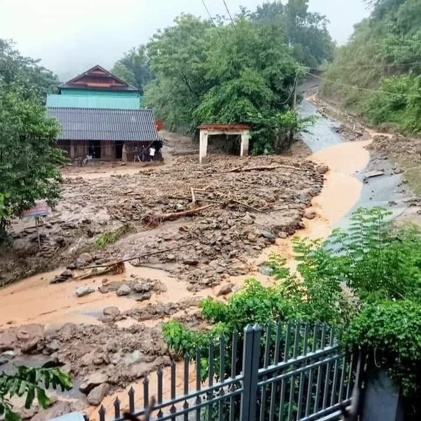 Lũ quét gây ngập lụt ở thị trấn Mường Xén, Nghệ An - Ảnh 3.