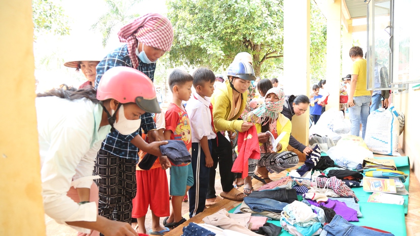 Tạp chí Phụ nữ Mới trao quà cho người nghèo ở Bình Phước   - Ảnh 1.