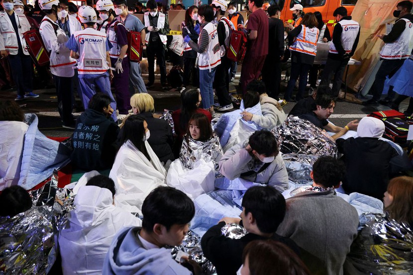 Giẫm đạp trong lễ hội Halloween ở Seoul, hàng chục người bị 'ngưng tim' - Ảnh 4.