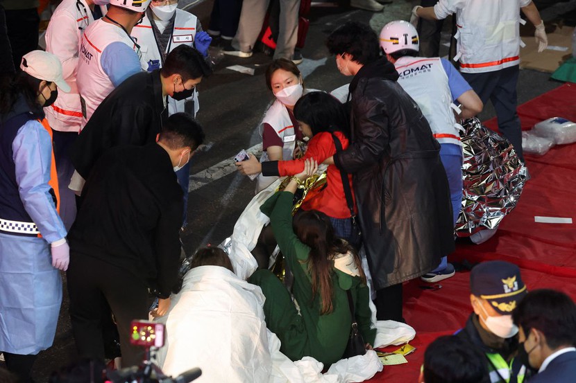 Giẫm đạp trong lễ hội Halloween ở Seoul, hàng chục người bị 'ngưng tim' - Ảnh 3.