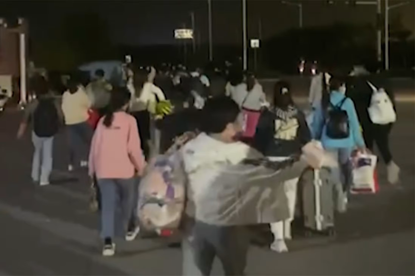 Trung Quốc: Công nhân lũ lượt rời khỏi 'thành phố iPhone' - Ảnh 1.