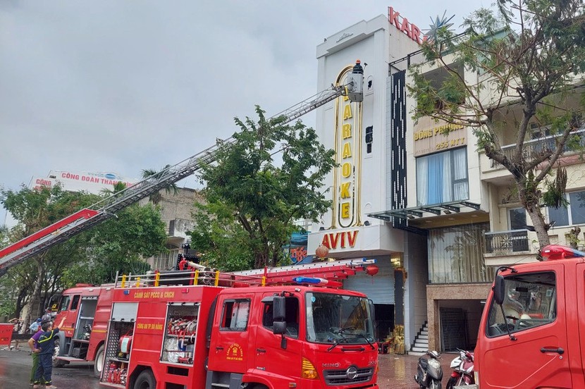 Cháy lớn ở quán karaoke ven biển Đà Nẵng, cảnh sát đục tường dập lửa - Ảnh 1.