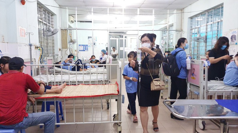 Điều tra nguyên nhân 16 học sinh Tiền Giang nhập viện sau khi ăn bánh, uống sữa ở trường - Ảnh 1.