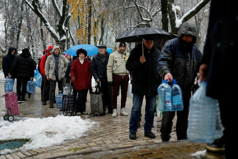 Tuyết phủ trắng Kyiv do thiếu điện - Ảnh 1.