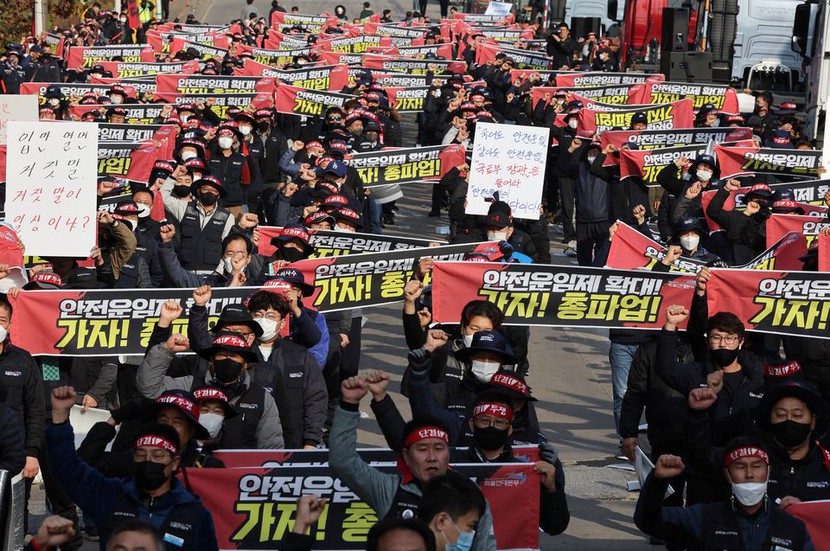 Chính phủ Hàn Quốc lên kế hoạch đàm phán đầu tiên với những tài xế xe tải đình công - Ảnh 1.