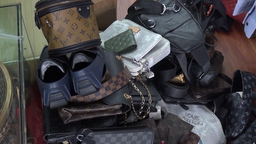 Quản lý thị trường TP.HCM thu giữ gần 2.000 túi xách, giày dép Louis Vuitton, Gucci, Dior... giả - Ảnh 1.