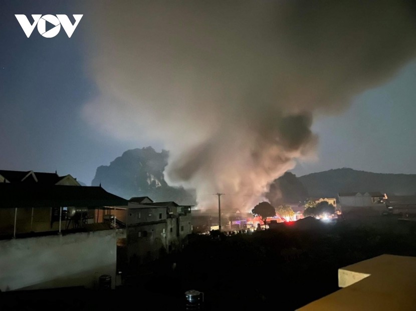 Cháy lớn tổng kho ở Sơn La, thiệt hại hàng chục tỷ đồng - Ảnh 1.