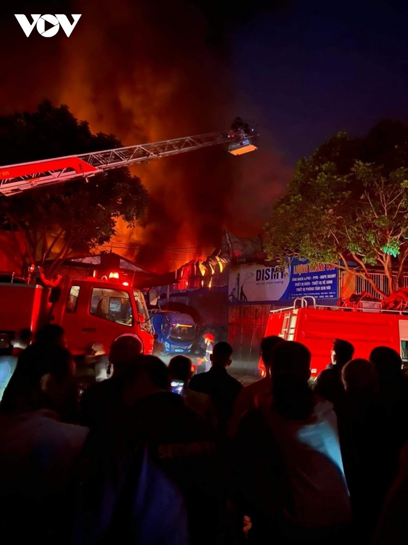 Cháy lớn tổng kho ở Sơn La, thiệt hại hàng chục tỷ đồng - Ảnh 2.