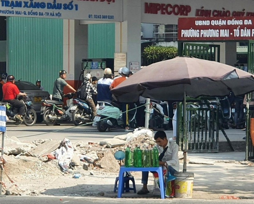Bộ Công Thương lên tiếng vụ 'cây xăng vỉa hè' bán trong chai, can ở Hà Nội - Ảnh 1.