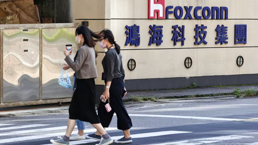 Đài Loan phạt nhà cung cấp Apple Foxconn vì đầu tư chip Trung Quốc - Ảnh 1.